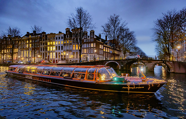 https://assets.lovers.nl/Canal-Cruises/Evening-Canal-Cruise/Evening-Canal-Cruise-in-Amsterdam-christmas-lights.jpg