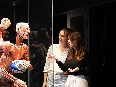 PREVIEW Body Worlds Amsterdam Girls looking at body rugby player