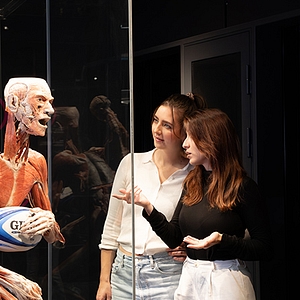 PREVIEW Body Worlds Amsterdam Girls looking at body rugby player