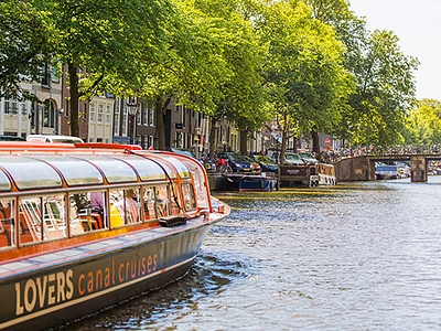 1 hour canal cruise in Amsterdam on the canals in summer