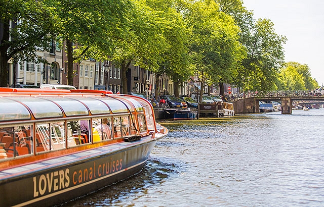 1 hour canal cruise in Amsterdam on the canals in summer