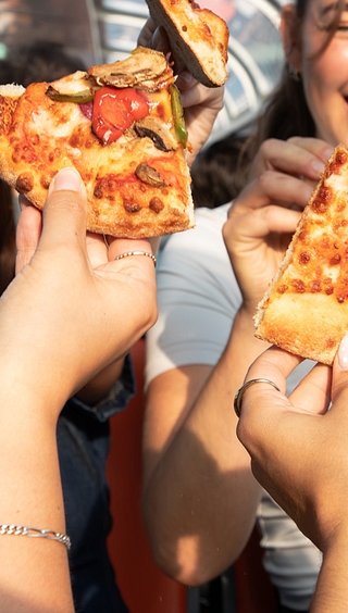 New York Pizza Cruise in Amsterdam! Pizza, beautiful views and ice
