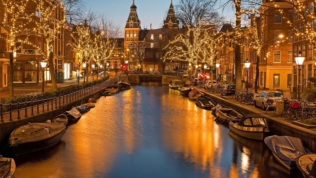 Amsterdam canal lights 1376 1042px