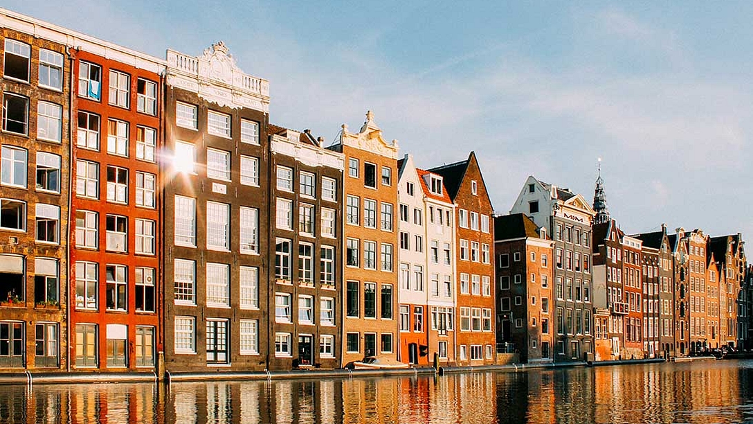 Canal houses on Damrak