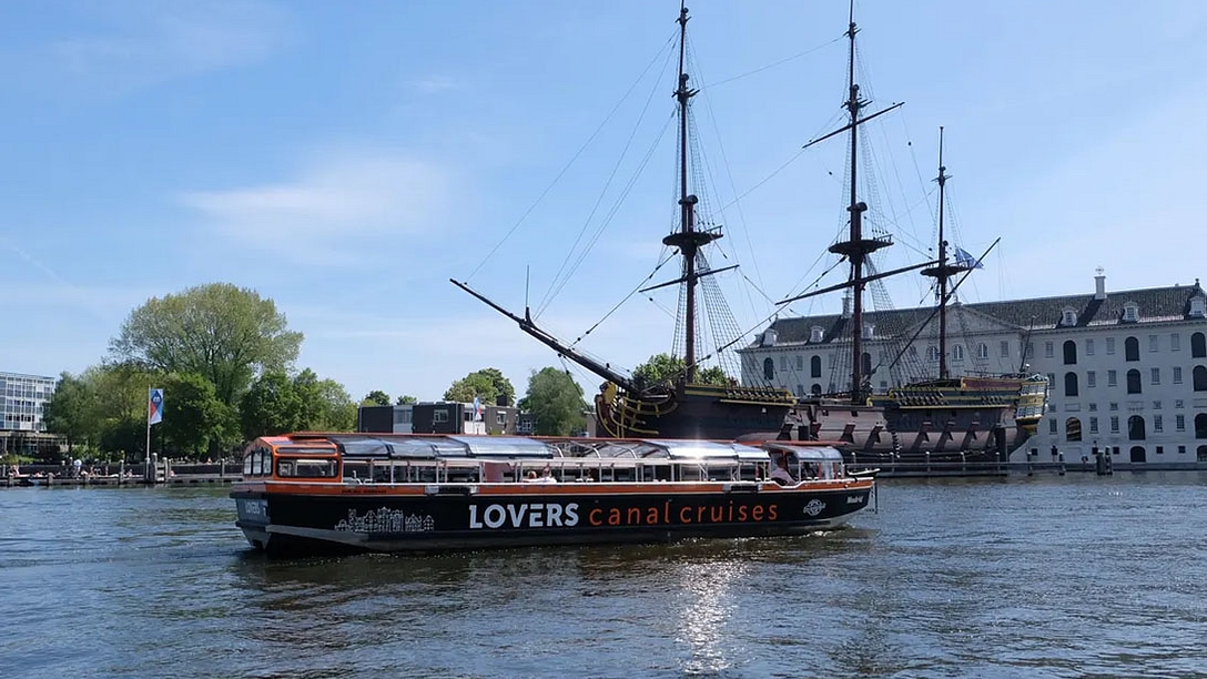 Semi open boat at Scheepvaartmuseum