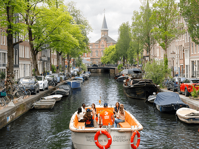 Lovely Cruises Amsterdam Canal square