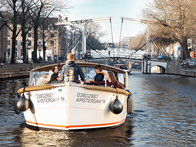 Lovely Cruises Winter Boat from the back 1000x750