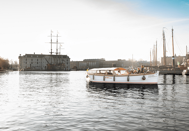 Lovely Cruises luxury open boat Lovers 640x444 header